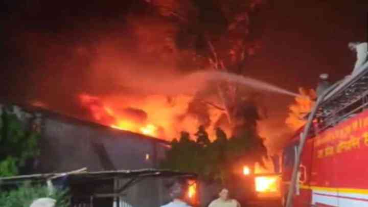 UP: साहिबाबाद की फैक्ट्री में लगी भीषण आग, मौके पर दमकल की 18 गाड़ियां मौजूद