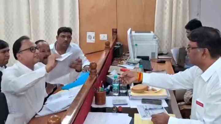 Lok Sabha election 2024: लखनऊ सीट से सपा के दो प्रत्याशियों का नामांकन!, आशुतोष वर्मा को भी मैदान में उतारा, जानिए वजह