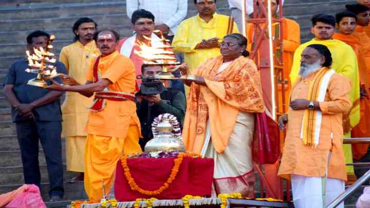 UP: रामलला के दर पहुंचीं राष्ट्रपति द्रौपदी मुर्मू, अयोध्या में हनुमानगढ़ी में भी किया दर्शन-पूजन