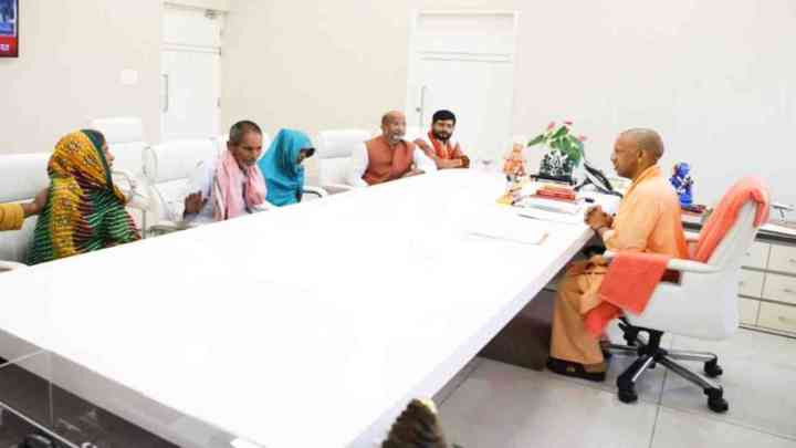 UP News: बहराइच में मारे गए युवक के परिजनों से CM योगी ने की मुलाकात, कहा- दोषियों को बख्शा नहीं जाएगा