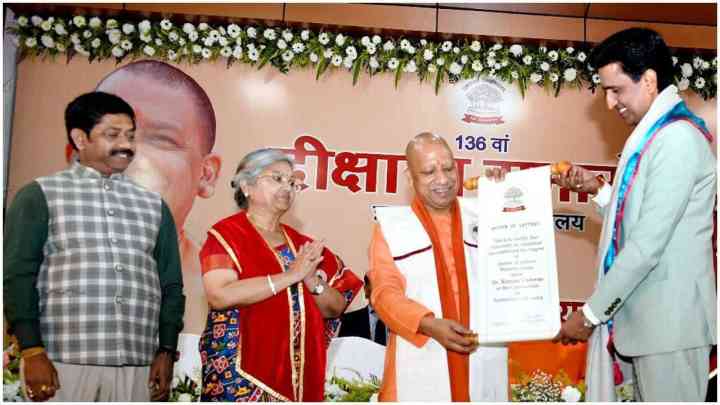 AU के 136वें दीक्षांत समारोह में सीएम योगी, कवि कुमार विश्वास को दी मानद उपाधि