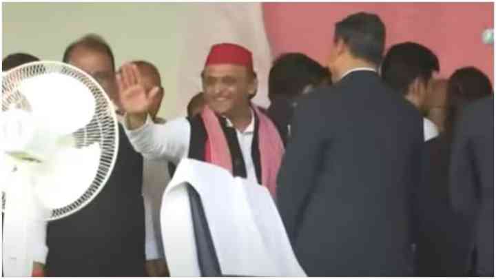 UP: झारखंड में हेमंत सोरेन के शपथग्रहण में शामिल हुए अखिलेश यादव, दिखाई INDIA गठबंधन की ताकत