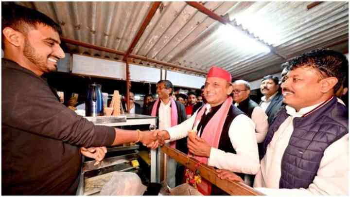 UP: मिठाई की दुकान पर पहुंचे अखिलेश यादव, रबड़ी के साथ शेयर की खास तस्वीर