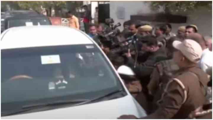 माता प्रसाद पांडे के घर के बाहर ड्रामा, पुलिस ने चारों तरफ से उनकी गाड़ी को घेरा
