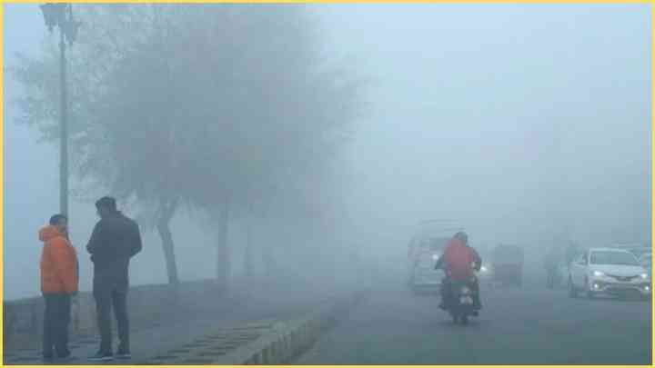 UP Weather News: यूपी के इन 15 जिलों में भीषण कोहरे का अलर्ट, जानें आपके शहर में मौसम का हाल