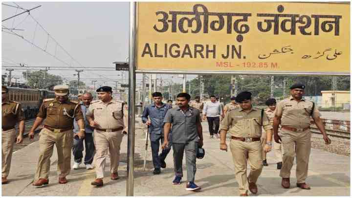 Aligarh: रेलवे स्टेशन को उड़ाने की धमकी मामले में आया AMU छात्रों का नाम