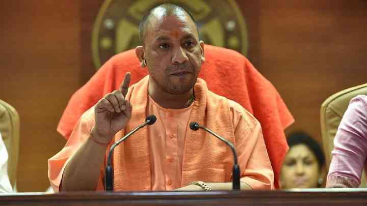 CM योगी बोले- भारत के मूल संविधान में नहीं थे 'समाजवादी-सेक्यूलर' शब्द, कांग्रेस ने की छेड़छाड़