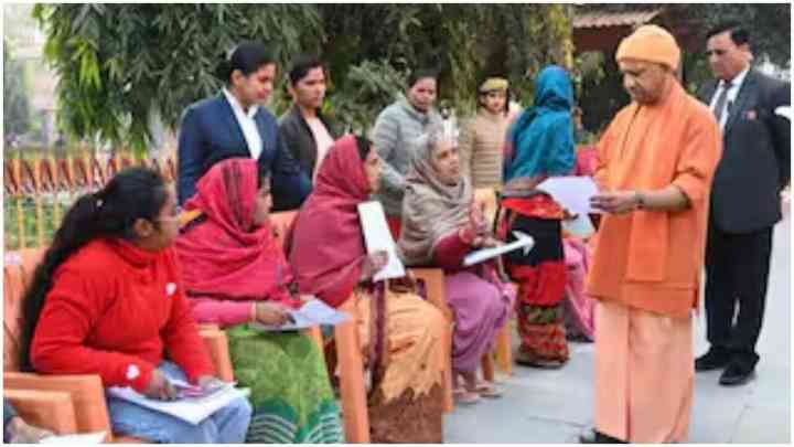 Gorakhpur: CM योगी ने जनता दर्शन में सुनी समस्याएं, कहा- 'हर समस्या का समाधान होगा'