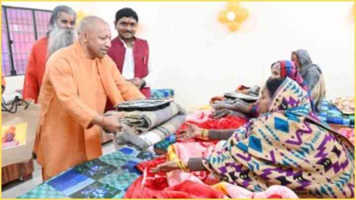 Gorakhpur: सीएम योगी ने रैन बसेरों का किया निरीक्षण, जरुरतमंदों में भोजन-कंबल बांटे