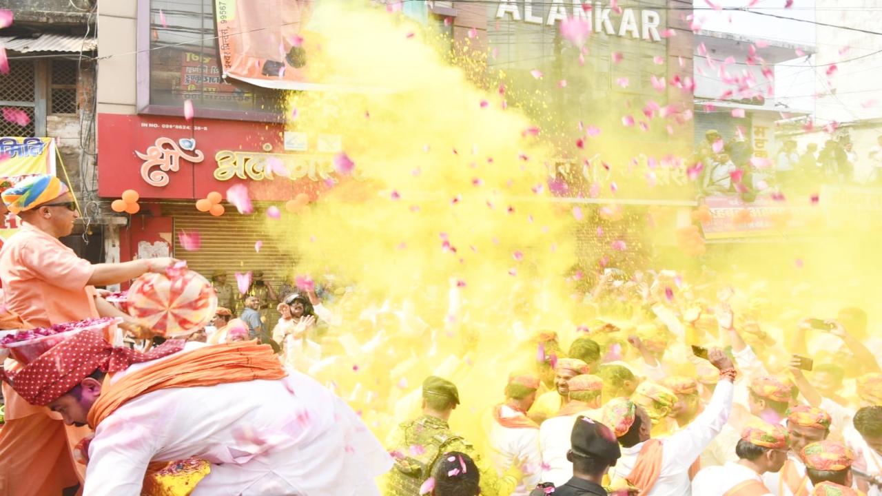 CM Yogi Celebrated Holi: गोरखपुर में पुष्प और अबीर से CM योगी ने खेली होली, देखें तस्वीरें