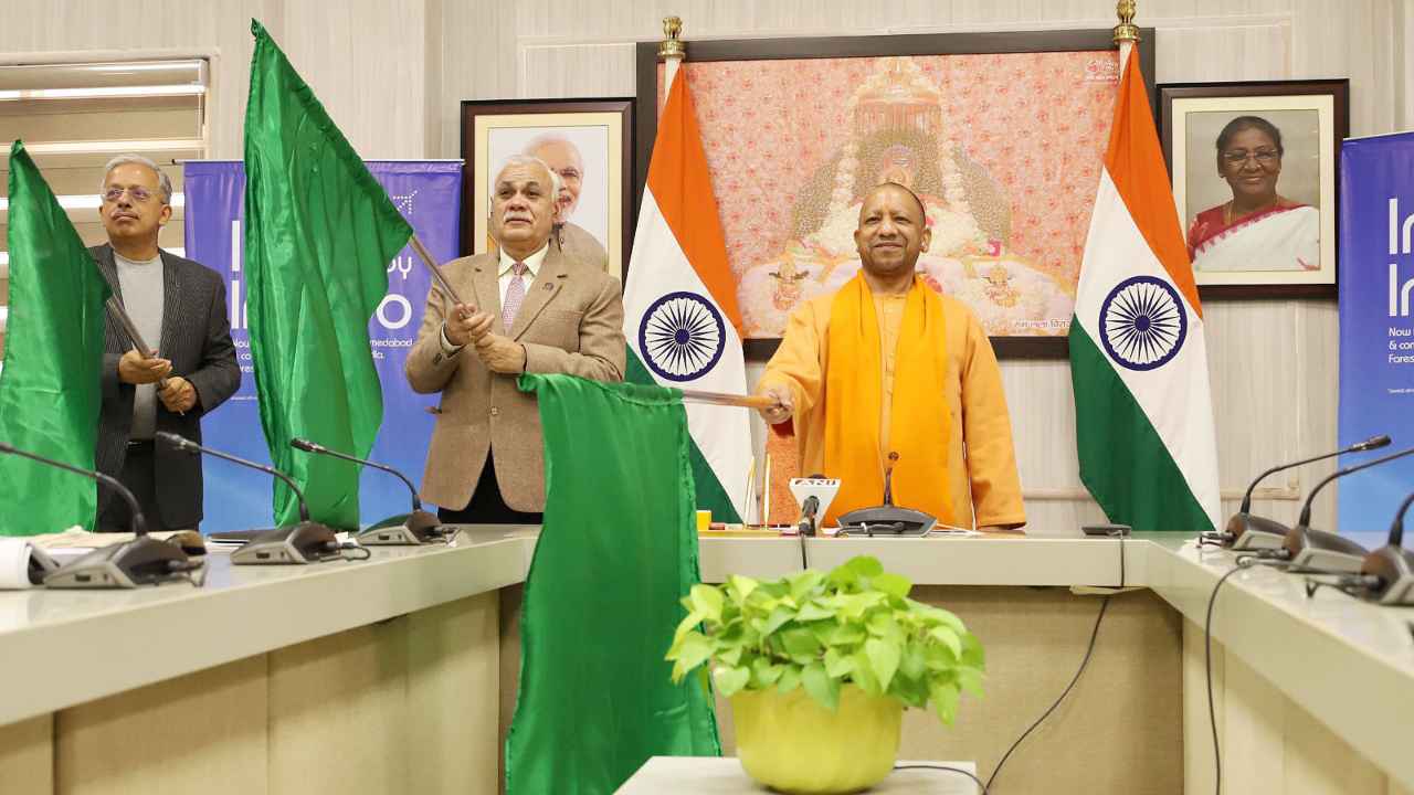 CM Yogi: अहमदाबाद - अयोध्या के बीच इंडिगो एयरलाइंस की हवाई सेवा शुरू, CM योगी ने दिखाई हरी झंडी
