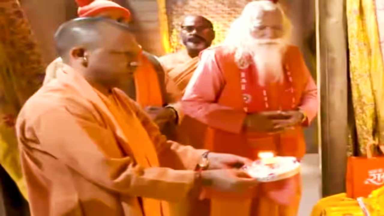 CM Yogi In Ayodhya: अयोध्या में सीएम योगी ने श्री रामलला में किए दर्शन, जय श्रीराम के लगे जयघोष
