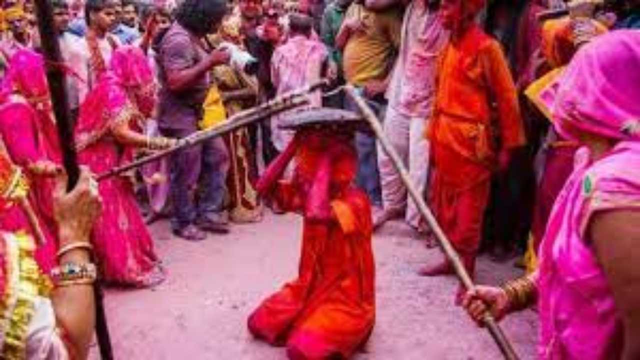 Lathmar Holi Barsana 2024: मथुरा में आज दुनिया देखेगी बरसाना की लट्ठमार होली, जानिए बृजवासी क्यों मनाते हैं यह त्योहार?