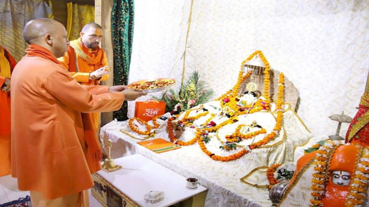 PM Modi Visit Ayodhya: पीएम मोदी के आगमन से पहले सीएम योगी का अयोध्या दौरा, रामलला और हनुमानगढ़ी का किया दर्शन