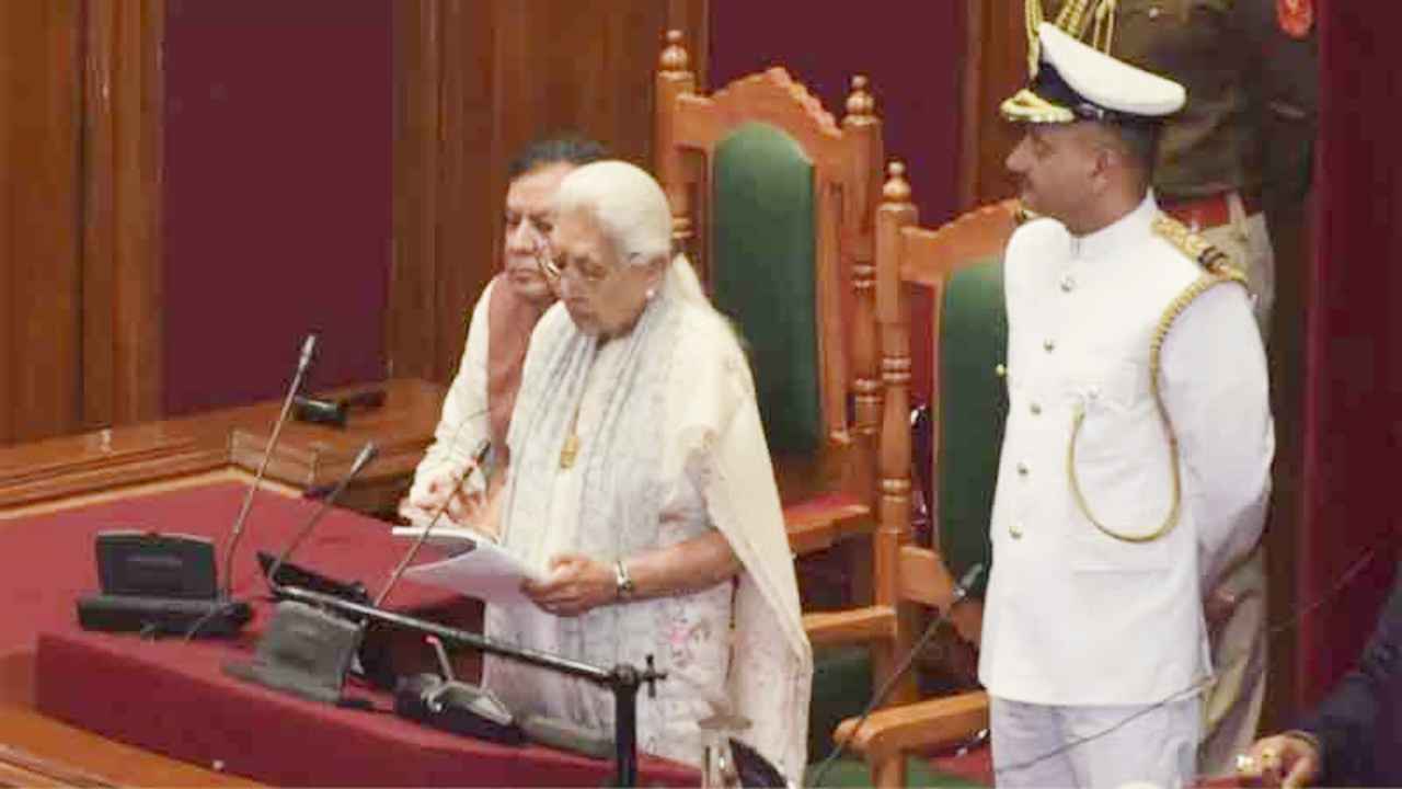 UP Budget: राज्यपाल के अभिभाषण के दौरान समाजवादी पार्टी ने किया हंगामा, की नारेबाजी