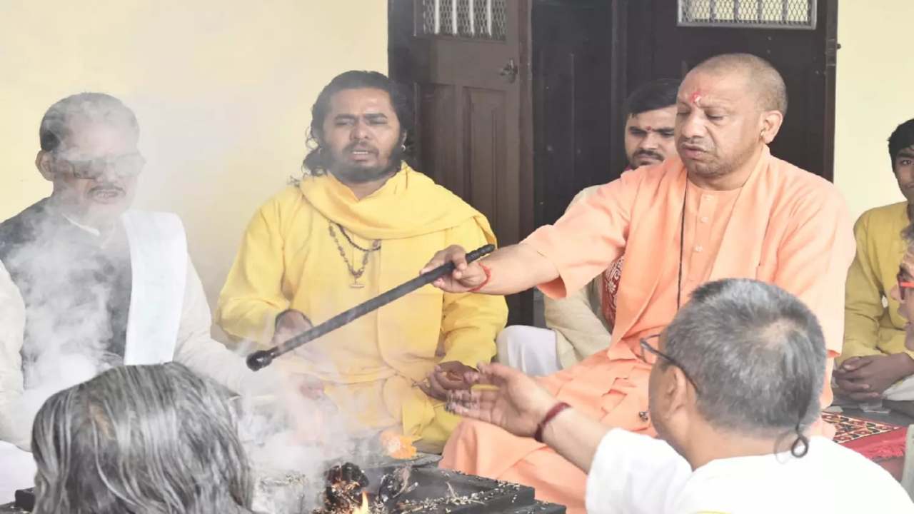 UP: होलिका भस्म की पूजा कर सीएम योगी ने मनाई होली, गोरक्षपीठाधीश्वर-संतों ने एक दूसरे को लगाया भस्म का तिलक