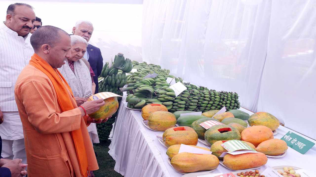 UP: फल, सब्जी व पुष्प प्रदर्शनी का आयोजन, CM Yogi बोले किसानों के साथ खड़ी है सरकार