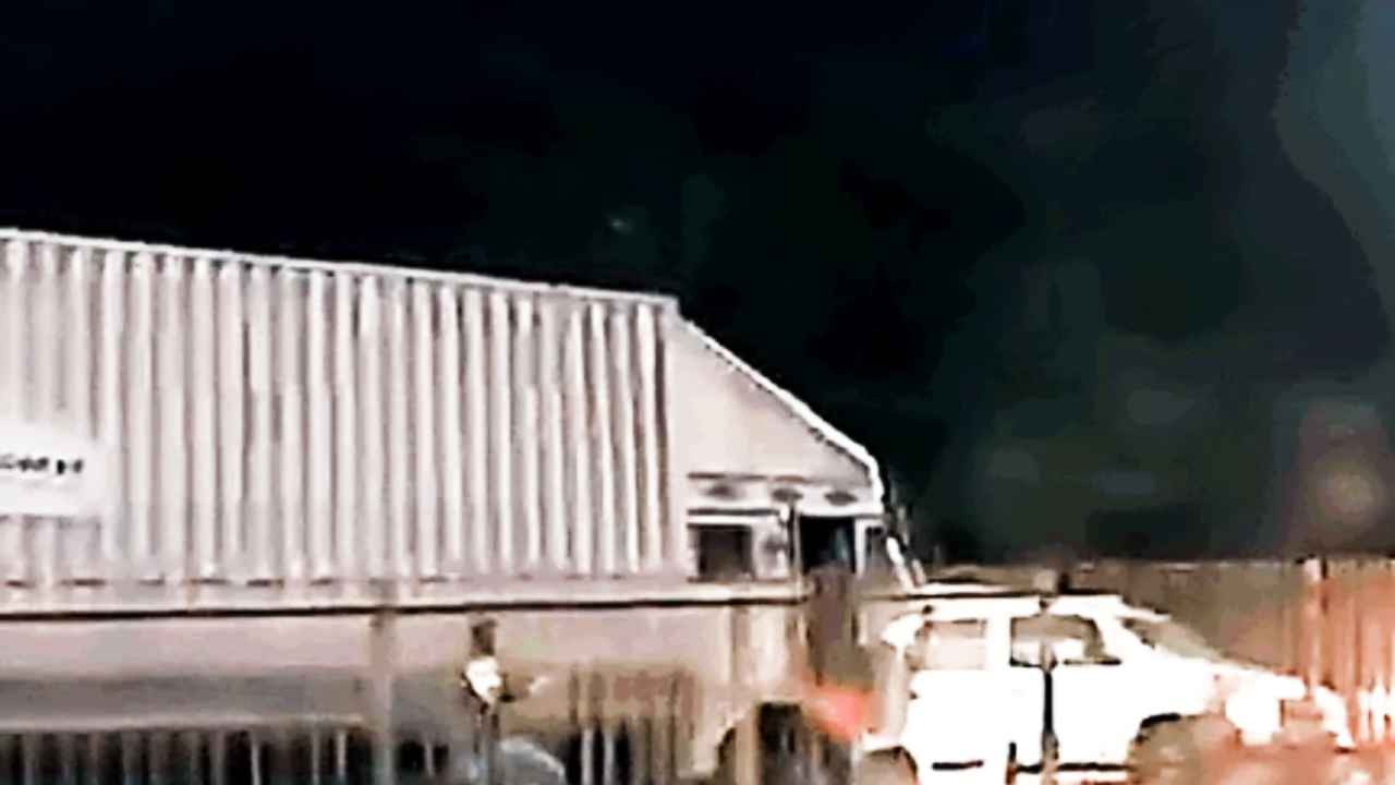 शर्मनाकः आगरा में रोड पर तड़पता रहा दूध व्यापारी, लोग लूटते रहे पैसे, VIDEO VIRAL