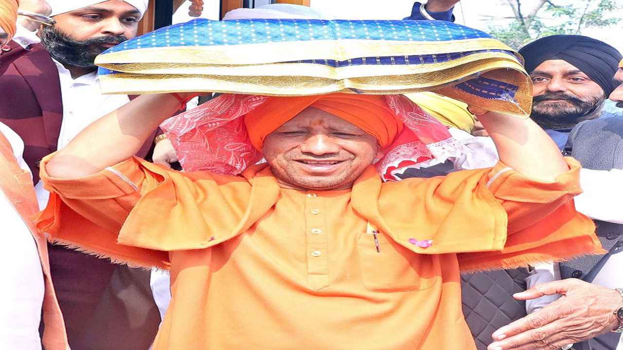 वीर बाल दिवस पर CM योगी ने गुरु ग्रंथ साहिब को सिर-माथे किया धारण