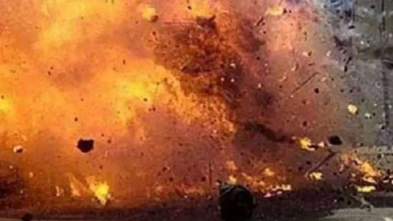 UP News: बुंदेलखंड गौरव कार्यक्रम में बड़ा हादसा, आतिशबाजी स्थल पर फटे बम, 2 युवकों की मौत