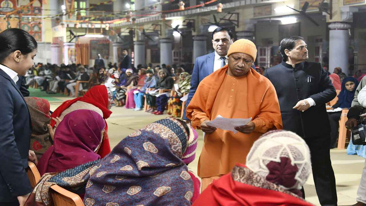 CM Yogi In Gorakhpur: जनता दर्शन में सीएम योगी ने सुनी लोगों की समस्याएं, बोले- सबकी समस्या का होगा समाधान