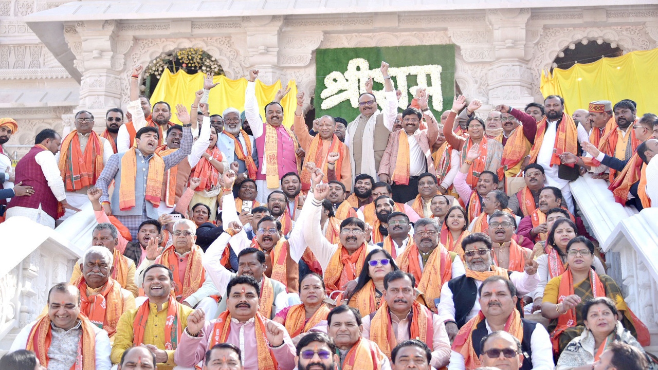 UP News: सीएम योगी ने मंत्री-विधायकों के साथ किए रामलला के दर्शन, जय श्रीराम के लगाए नारे 
