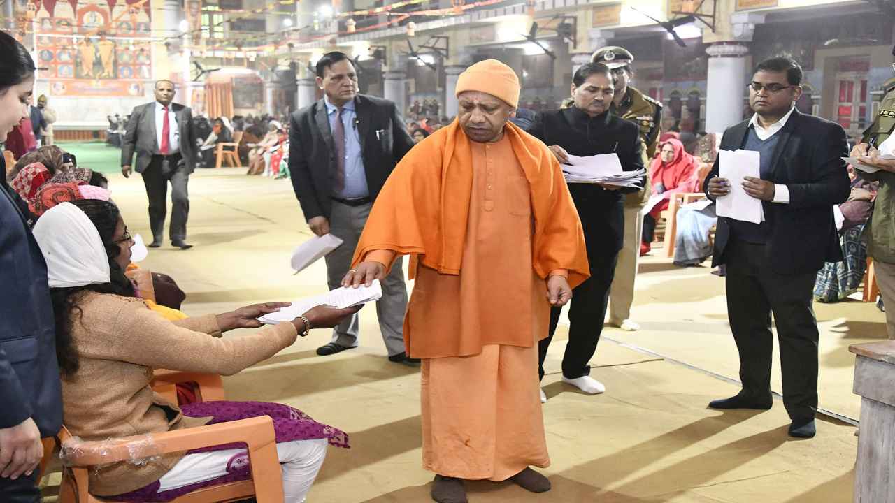 CM Yogi In Gorakhpur: जनता दर्शन में सुनी लोगों की समस्याएं, सीएम योगी बोले- सबकी समस्याओं का होगा हल