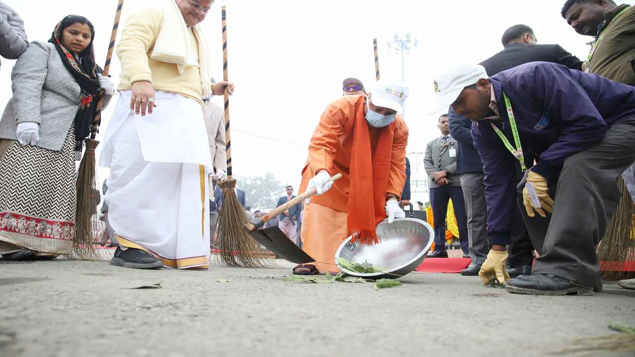 Ayodhya Ram Temple: रामनगरी में सीएम योगी ने की सफाई अभियान की शुरुआत, स्वच्छता वाहनों को दिखाई हरी झंडी