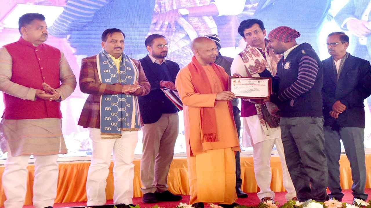 CM Yogi In Gorakhpur: विकसित भारत संकल्प यात्रा में बोले CM योगी, हर नागरिक को जोड़ने के लिए शुरू की थी यात्रा