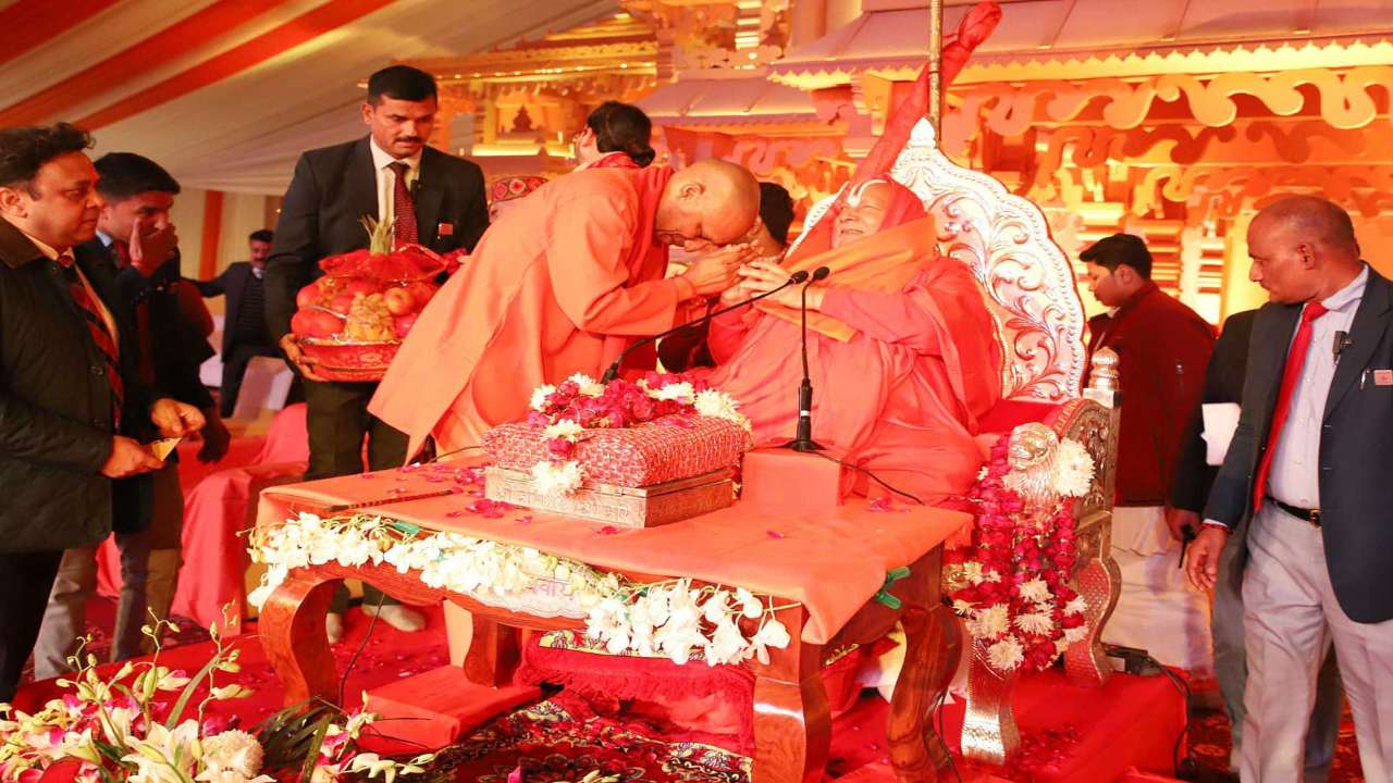 जगद्गुरु रामानंदाचार्य के 75वें जन्मदिवस के अमृत महोत्सव में शामिल हुए सीएम योगी