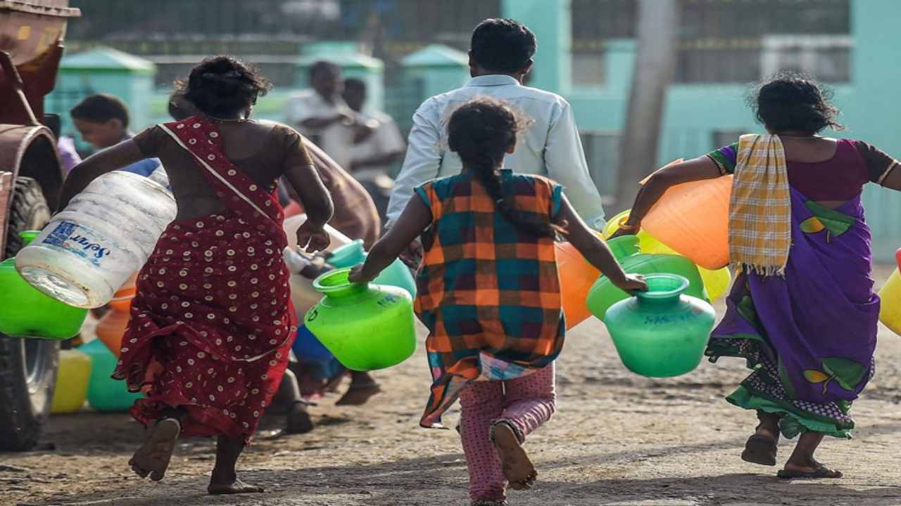UP: जल संकट से जूझ रहा है मिर्जापुर का यह गांव, पानी के समस्या के चलते नहीं हो रही लड़कों की शादियां