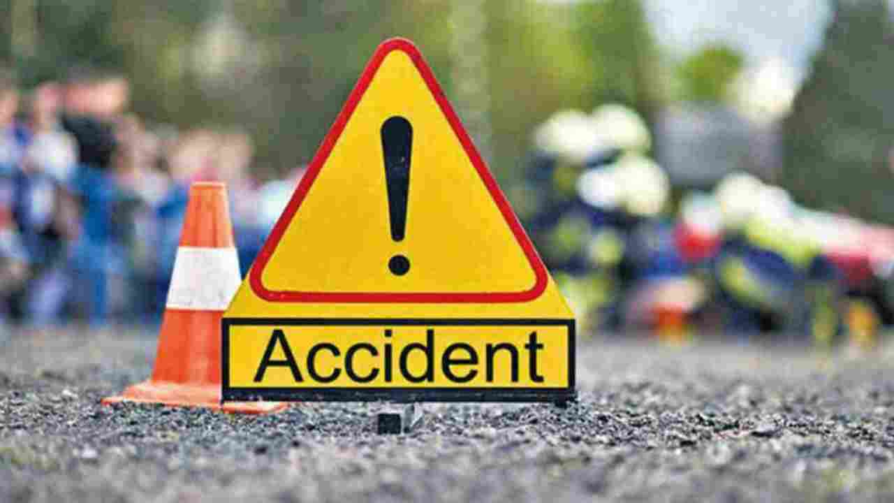 Mau Accident: कोहरे के चलते फोरलेन पर टकराई पांच कारें, तीन घायल