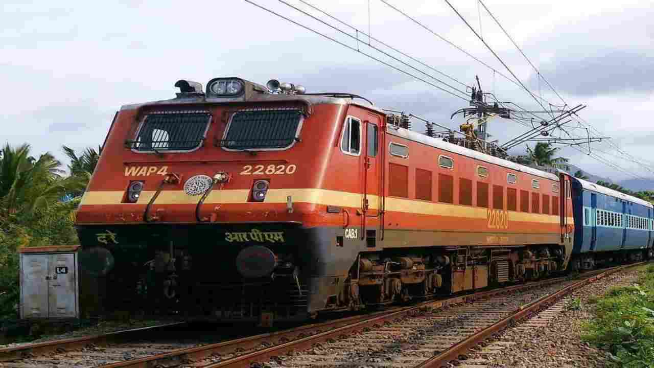 Holi 2024: ट्रेनों पर कीचड़, पत्थर और गुब्बारे ना फेंके, रेलवे ने लोगों से की अपील