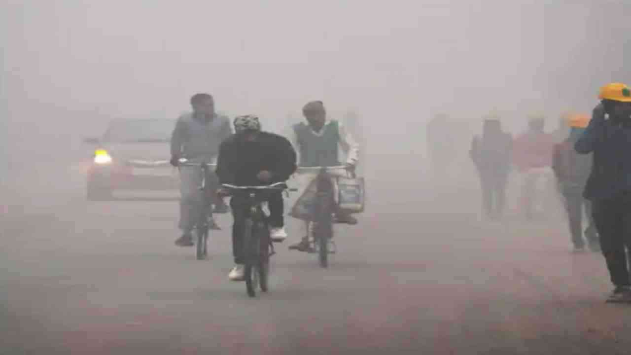 UP Weather Today: यूपी में बारिश ने बढ़ाई ठंड, मौसम विभाग ने जारी किया अलर्ट