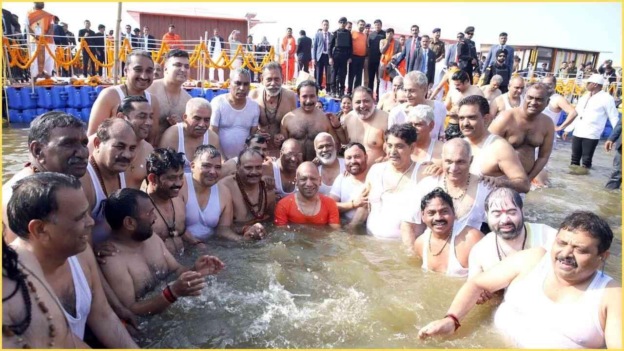 MAHAKUMBH LIVE UPDATES: CM योगी ने मंत्रियों संग लगाई डुबकी; कैबिनेट का फैसला- 7 जिलों का नया धार्मिक सर्किट बनेगा