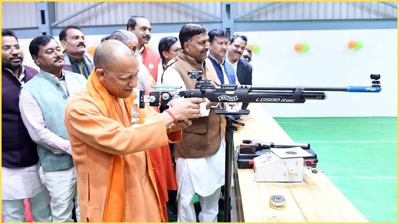 CM योगी की निशानेबाजी ने किया हैरान, शूटिंग रेंज में उठाई राइफल और लगा दिया सटीक निशाना!