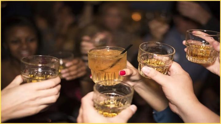 नोएडा वाले नौ महीने में पी गए 2100 करोड़ की शराब