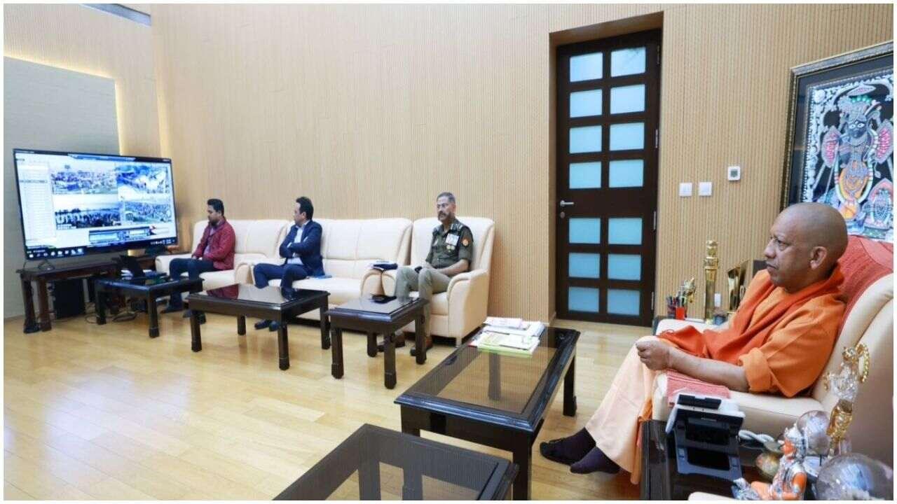 सुबह 3 बजे से ही वॉर रुम में डटे CM योगी, अधिकारियों से लेते रहे हर अपडेट