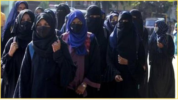 UP News: बुर्के लिए 4 मुस्लिम लड़कियों नो छोड़ी 10वीं की परीक्षा, क्या है पूरा मामला?