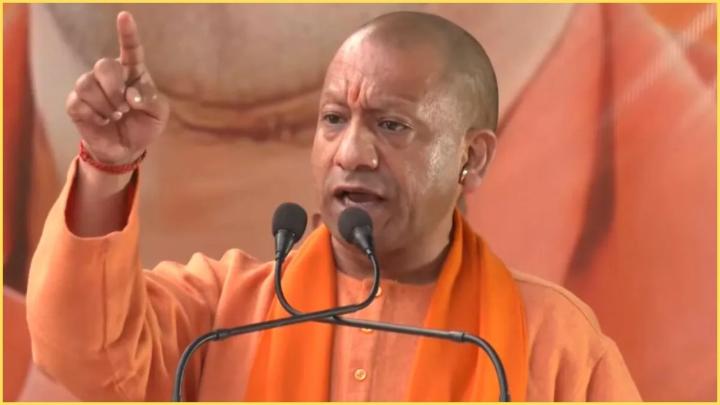 CM योगी का अखिलेश पर बड़ा हमला, बोले- 'चोरी से कोरोना का टीका लगवाया फिर महाकुंभ में...'