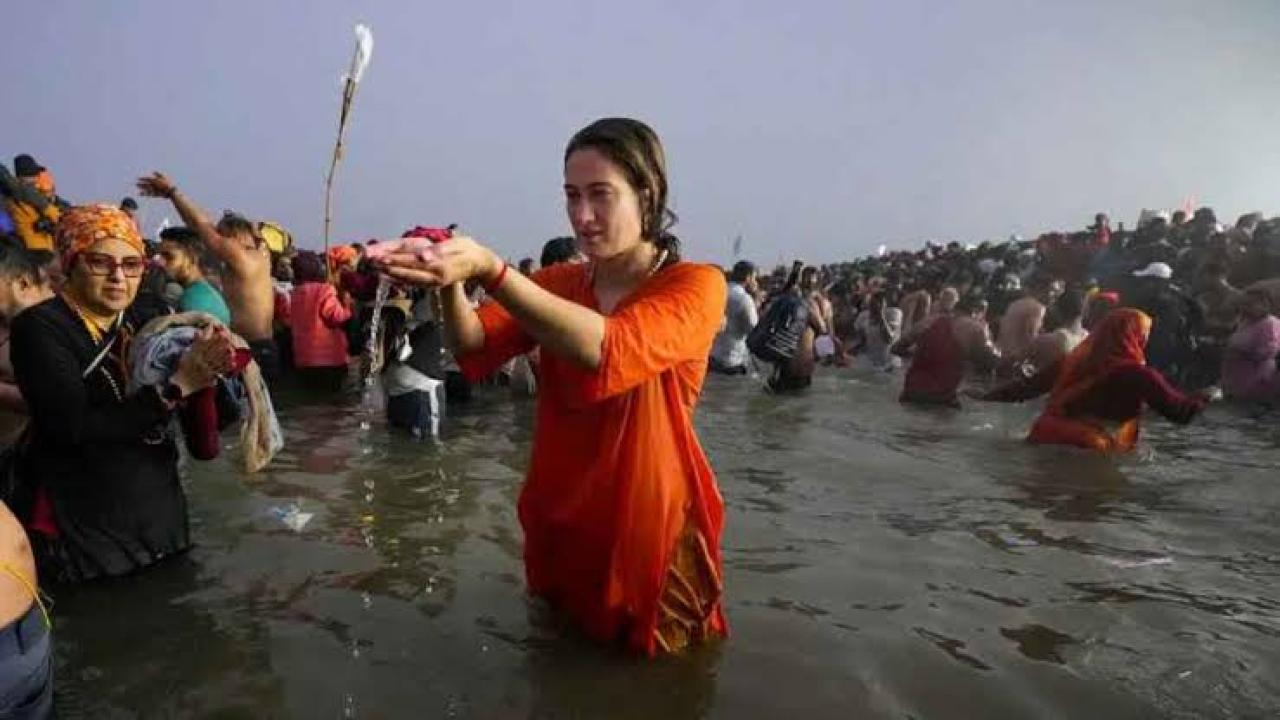 ‘दुनिया में कहीं नहीं हुआ ऐसा आयोजन..’, विदेशी सैलानी भी महाकुम्भ की दिव्यता देख हुए अभिभूत