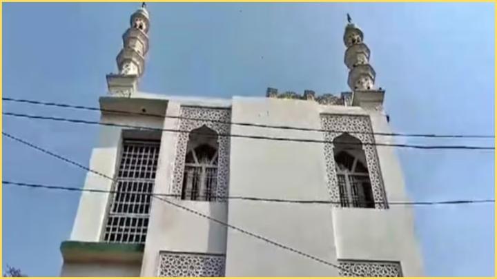 गोरखपुर में ढहाई जा रही मस्जिद, प्रशासन के अल्टीमेटम के बाद मस्जिद कमेटी ने खुद गिराया अवैध हिस्सा