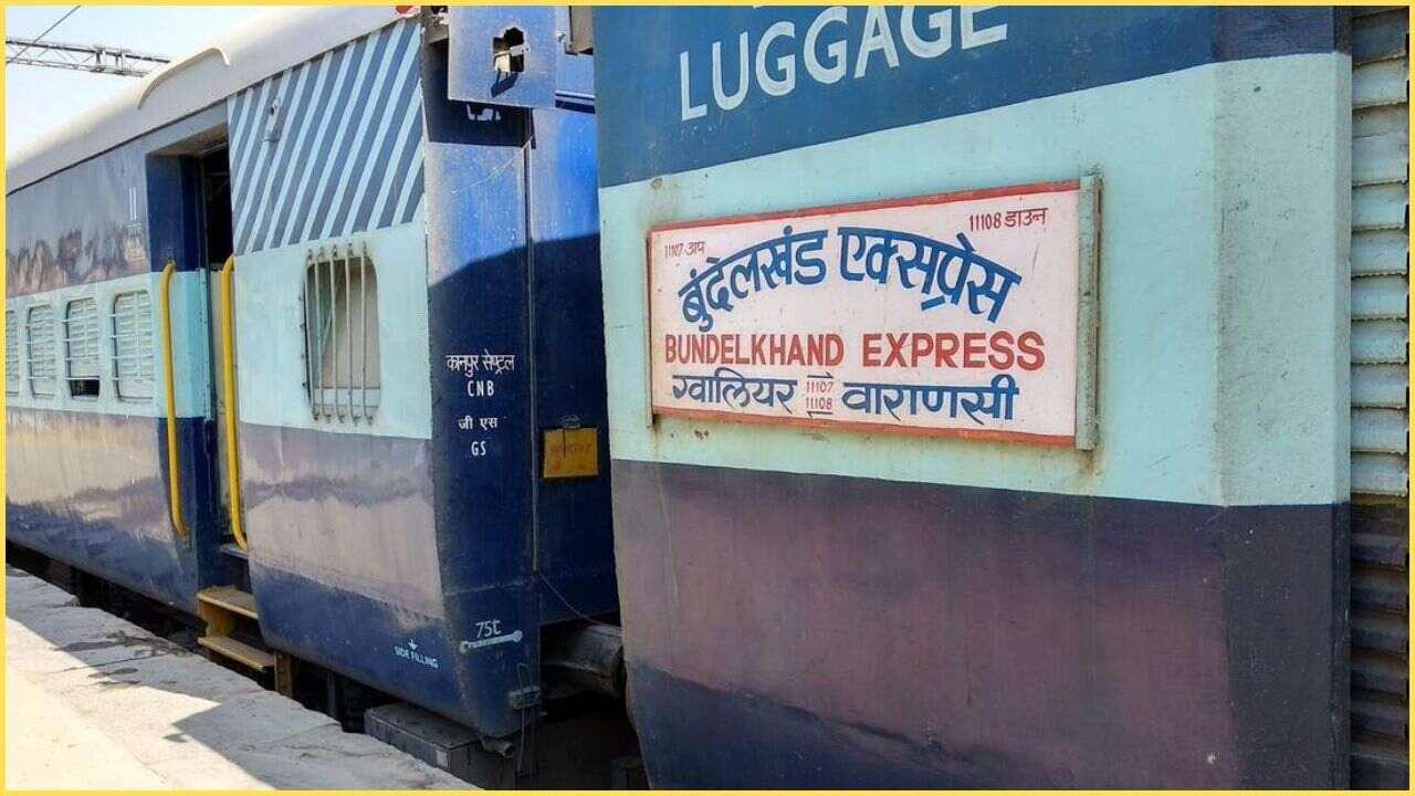 TTE  ने चलती ट्रेन में लड़की को किए अश्लील मैसेज, रिजर्वेशन चार्ट से चुराया नंबर