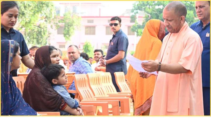 जनता दर्शन में CM योगी ने सुनीं लोगों की समस्याएं, अधिकारियों से बोले- "हर पीड़ित की समस्या का हो निस्तारण"