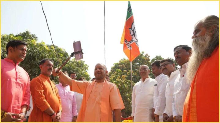 BJP के स्थापना दिवस पर CM योगी ने गोरखपुर में फहराया झंडा, मुख्यमंत्री संग सेल्फी लेने की लगी होड़