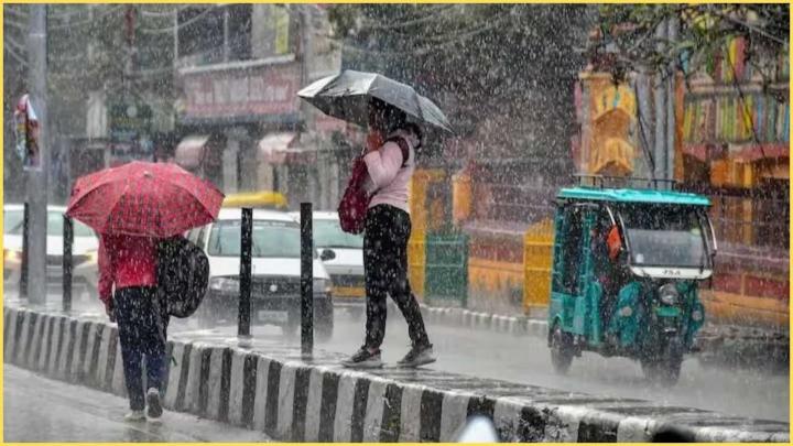 Uttar Pradesh Weather Update: यूपी के 21 जिलों में बारिश का अलर्ट, 35 जिलों में पारा आया 40 डिग्री के नीचे