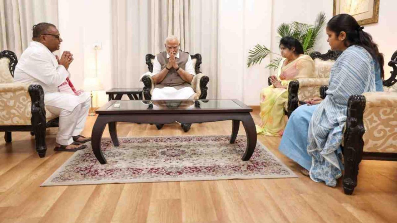 शुभम के परिवार से मिले पीएम, कहा- देश आपके साथ, कार्रवाई जारी रहेगी