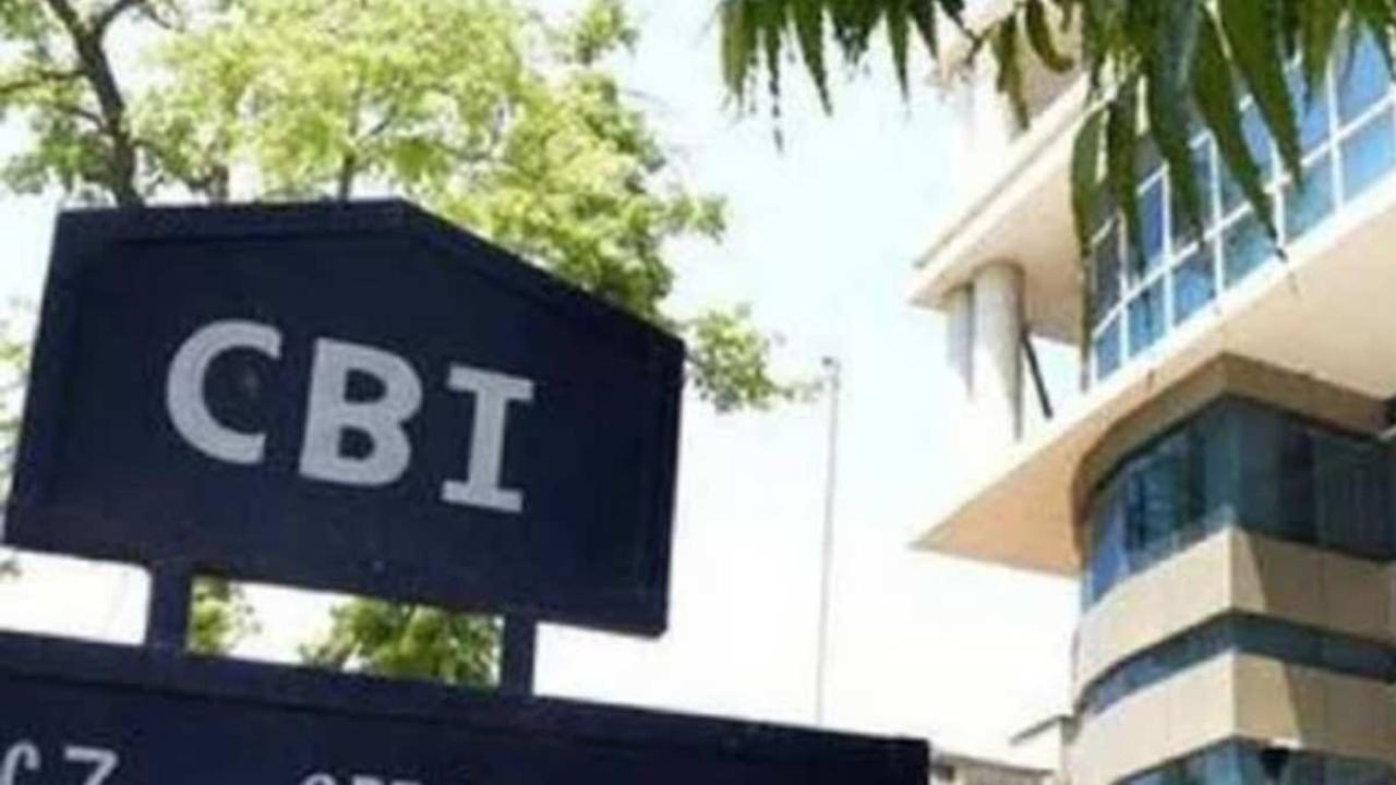 लखनऊ में हैरान करने वाली घटना, सीबीआई कार्यालय में धनुष-तीर से हमला