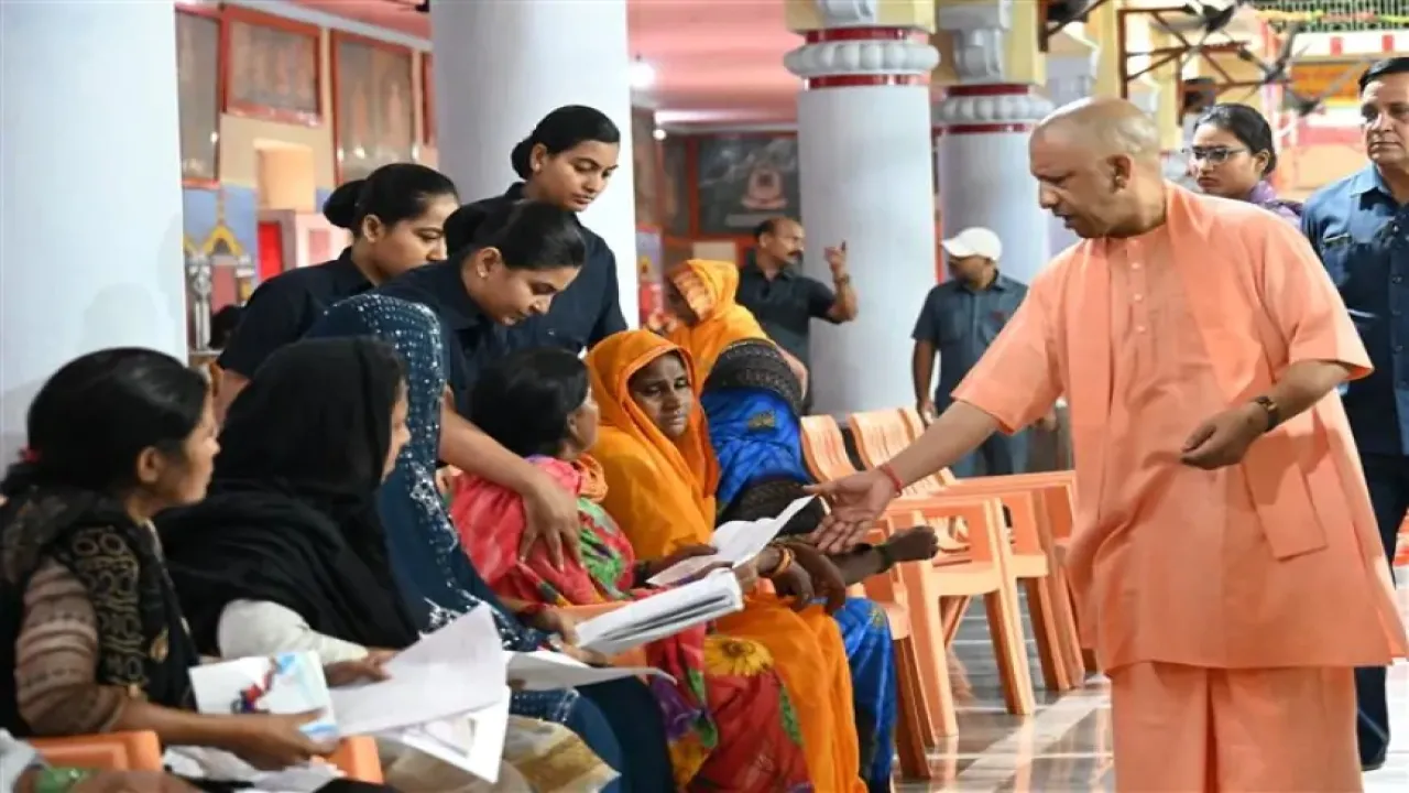 सीएम योगी ने सोमवार को लखनऊ में किया 'जनता दर्शन', प्रदेश भर से आए फरियादी