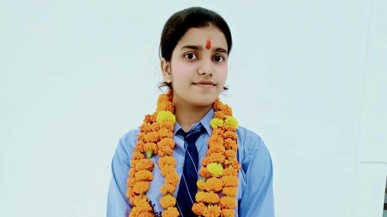 उत्तर प्रदेश की बेटी सावी ने CBSE 12वीं में रचा कीर्तिमान, 499 अंकों के साथ बनीं नंबर 1!